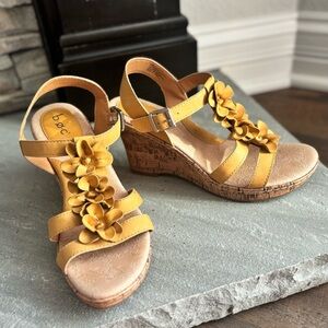 b.ø.c. Evita Floral Mustard Yellow Wedge Ankle Strap Cushioned Sandals Size 9